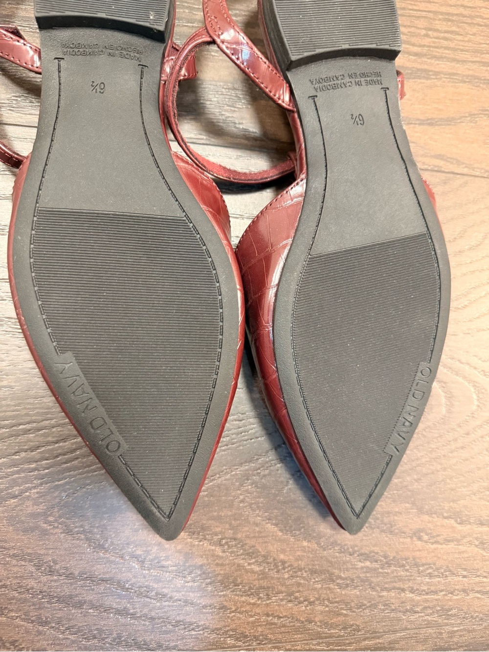 ON Women’s Burgundy T-Strap Croc-Embossed Flat - Picture 4 of 5